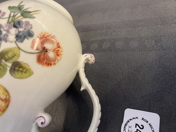 Deux verseuses en porcelaine de Meissen &agrave; d&eacute;cor floral, Allemagne, 18/19&egrave;me